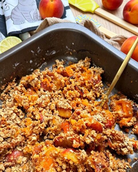 Crumble με βερίκοκα και νεκταρίνια